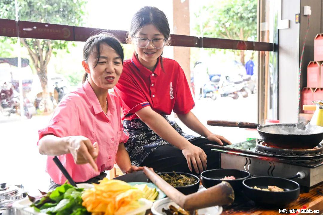 全网追的“扁担女孩”，找了一份暑假工，时薪12元 - 神农架生活资讯 - 神农架28生活网 snj.28life.net