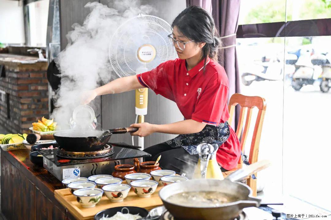 全网追的“扁担女孩”，找了一份暑假工，时薪12元 - 神农架生活资讯 - 神农架28生活网 snj.28life.net